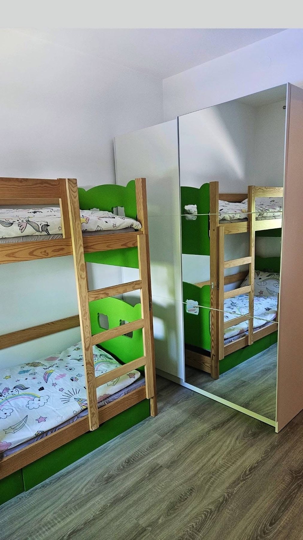 Dječja soba s krevetima na kat